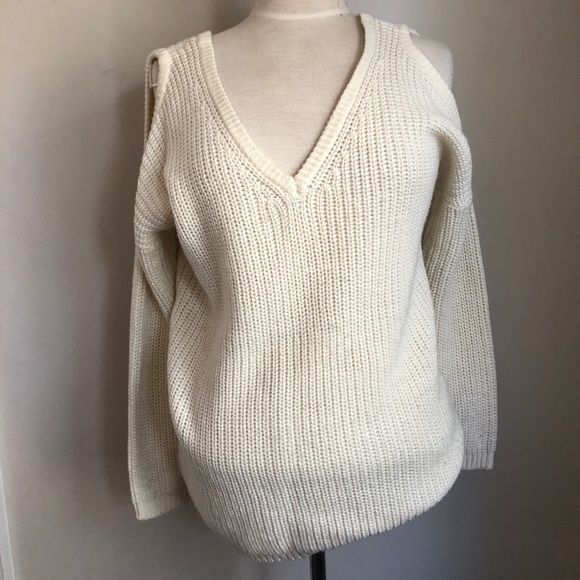 Cold shoulder sweater - Picture 2 of 3